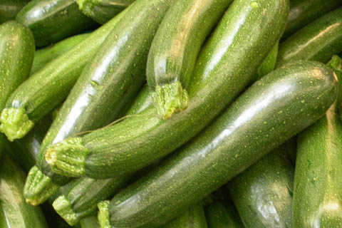 Courgettes sur l'talage du march
