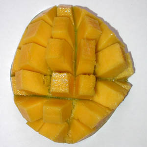 pr�sentation d'une mangue, �tape 3:retournement de la peau