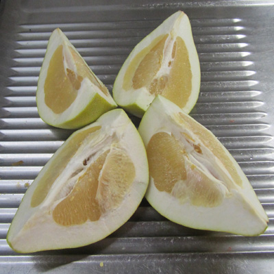 Pamplemousse ou Pomelo Chinois dcoup en quartiers 